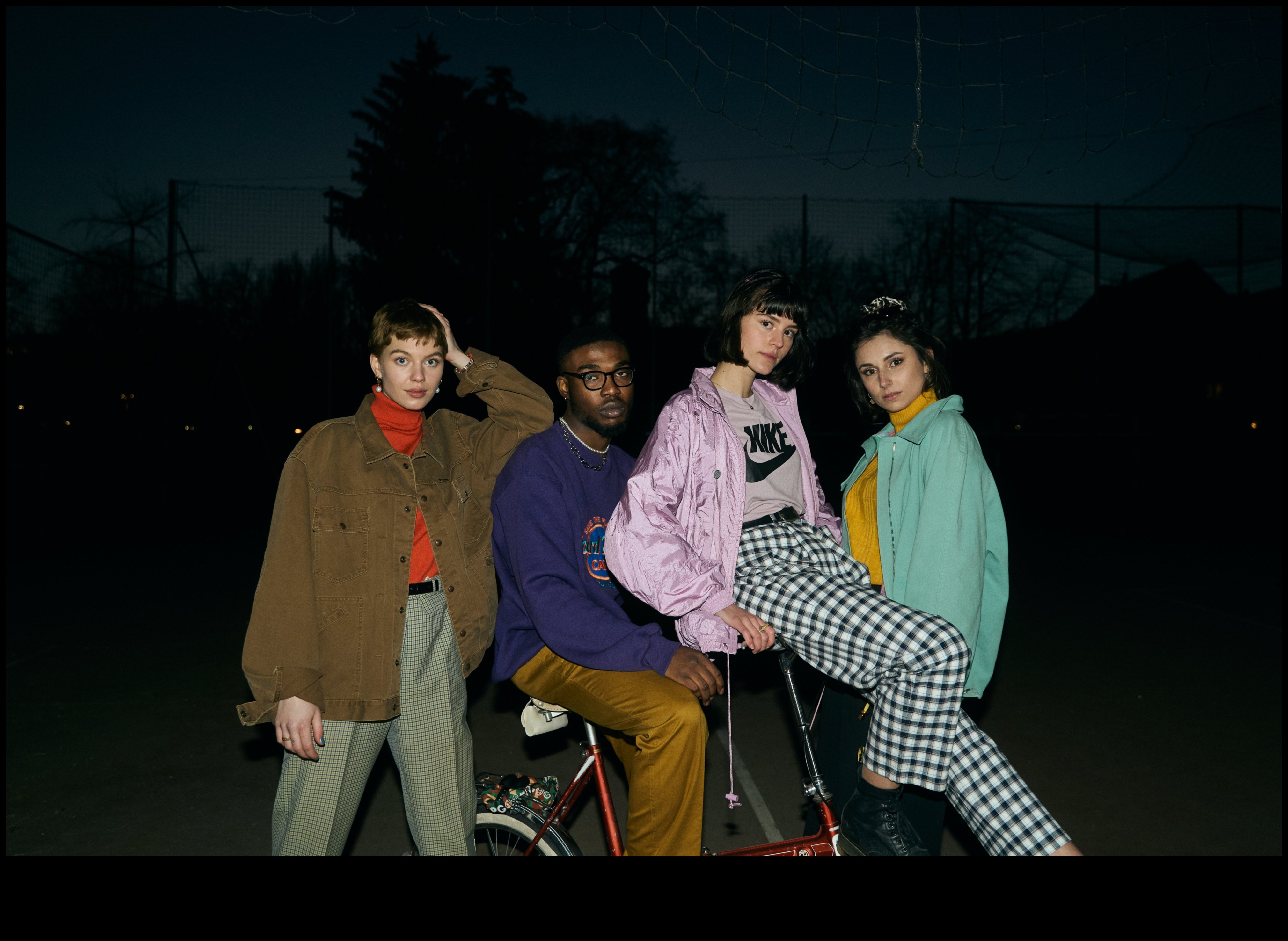 Glamour Gazette: ținute vintage în cap de afiș al poveștilor de modă