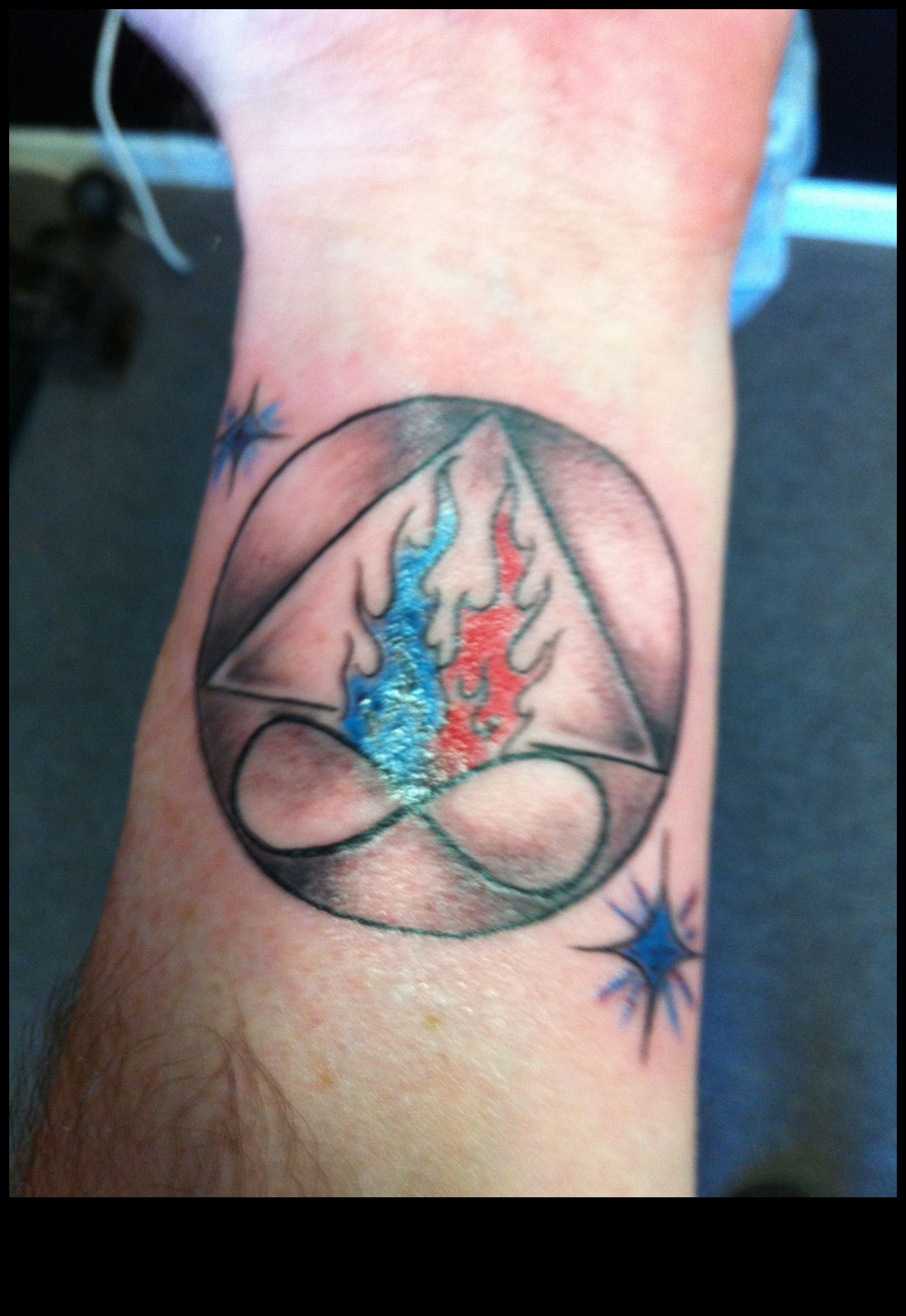 Tatuaje de cuplu cu suflete conectate care simbolizează dragostea eternă 2 Suflete conectate: tatuaje de cuplu care reflectă profunzimea și intensitatea iubirii eterne