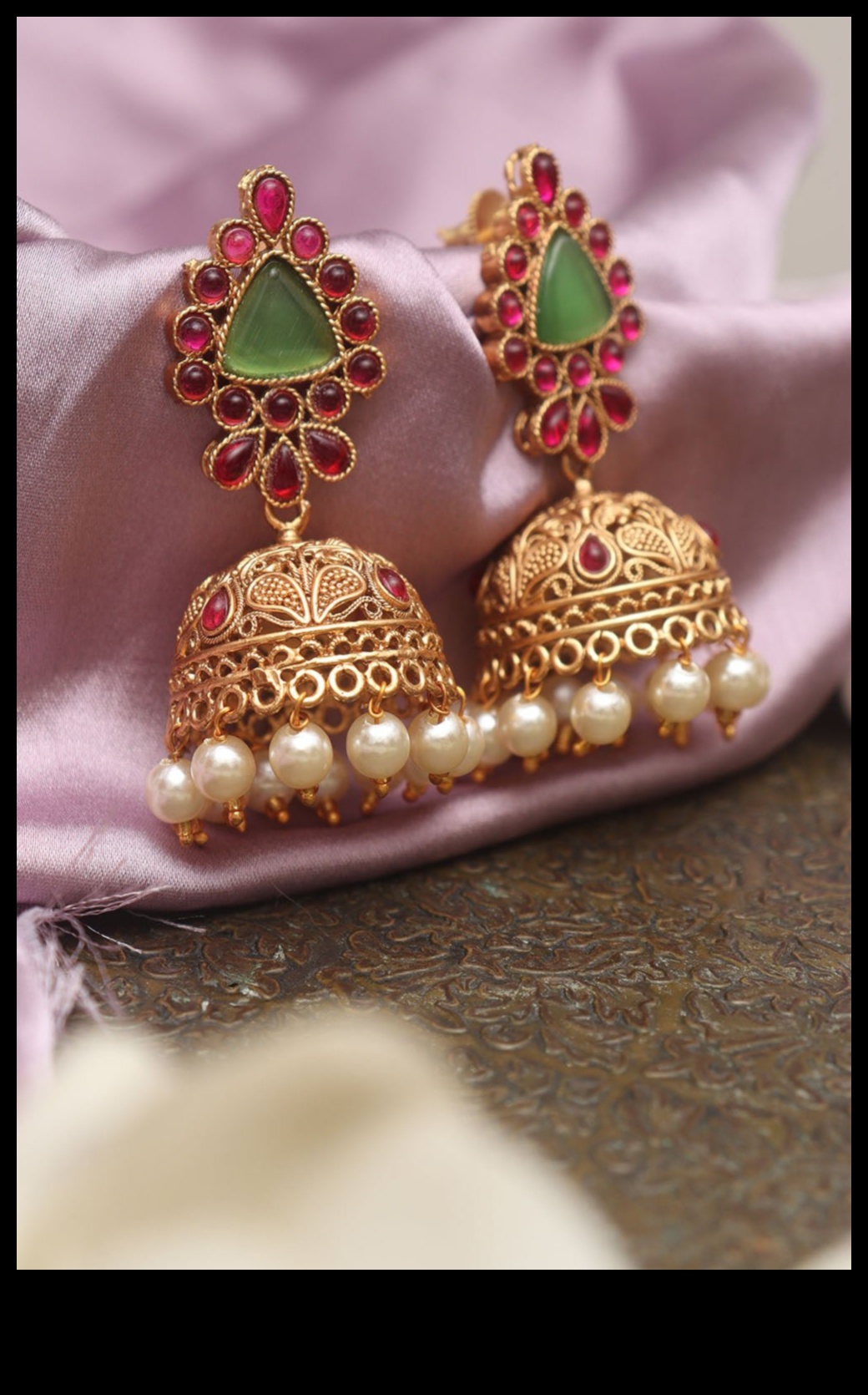 Eleganță divină Dezvăluie-ți eleganța cu stilurile noastre divine de cercei 3 Eleganță divină: Dezvăluie-ți eleganța cu stilurile noastre de cercei divine