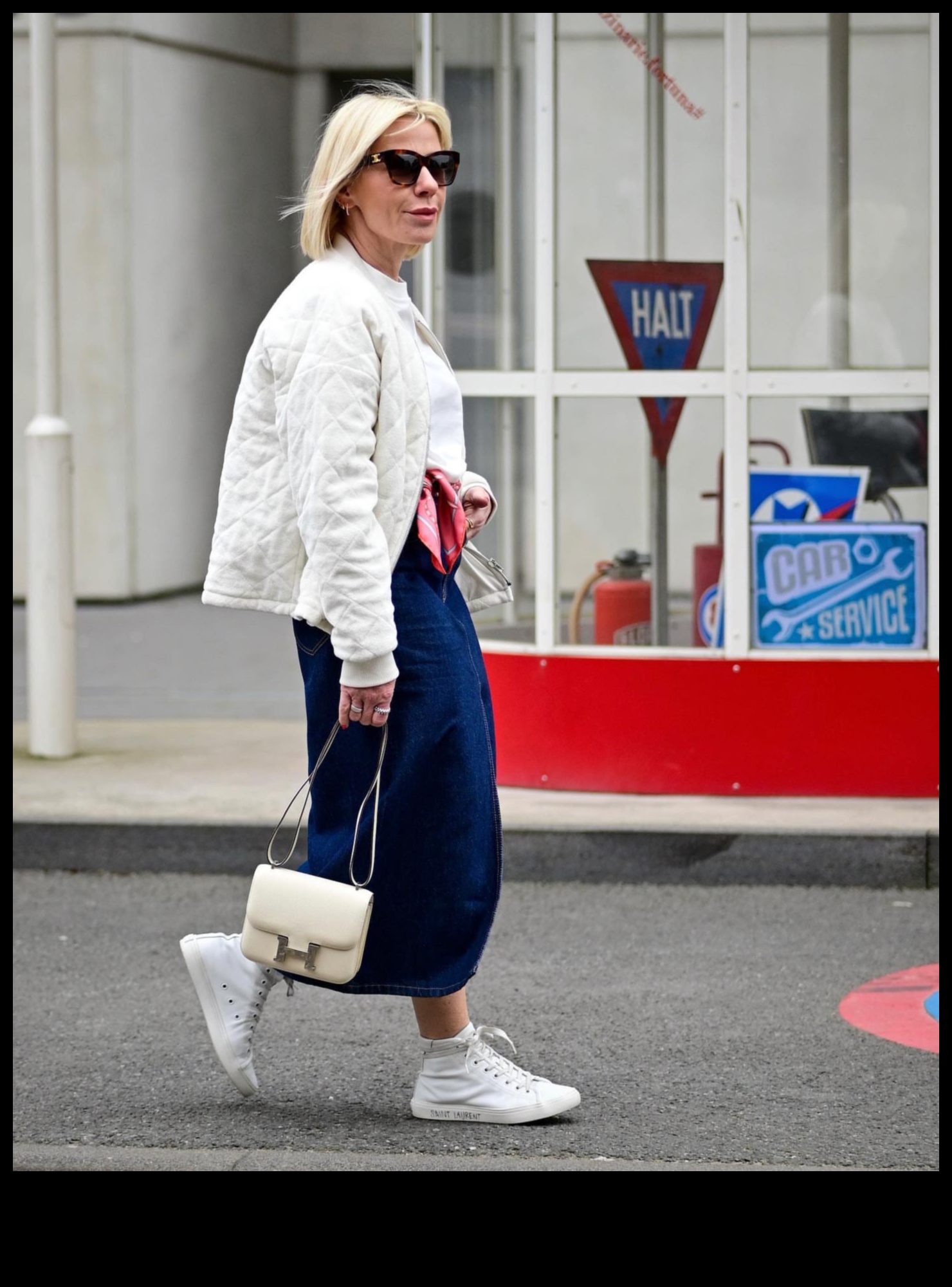 Street Style Sizzle: Îmbunătățește-ți aspectul cu ținute la modă