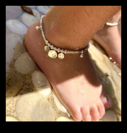 Opulent Oasis Cufundă-te în lux cu brelocuri de gleznă inspirate de Oaze 2 Opulent Oasis: scufundă-te în lux cu brelocuri de gleznă inspirate de Oaze