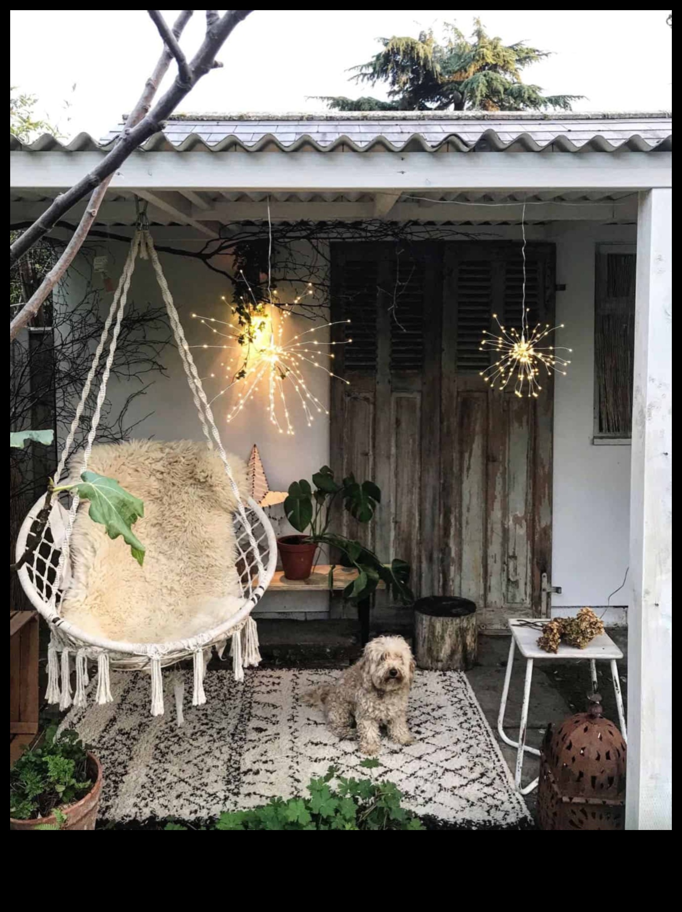 Ne poți sugera Idei de decor boho chic pentru grădină în aer liber cu jardiniere suspendate?