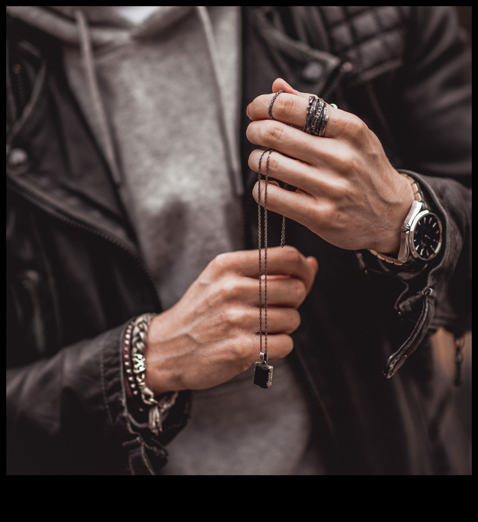 Magnificența masculină Crește-ți stilul cu bijuterii pentru bărbați 3 Magnificența masculină: ridică-ți stilul cu bijuterii pentru bărbați