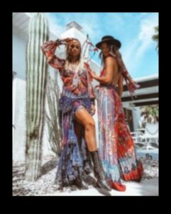 Boho Bloom: ținute strălucitoare pline de energie boemă