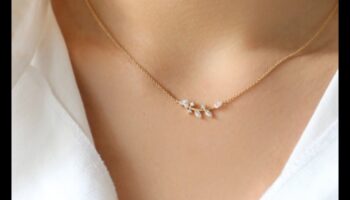 Înflorire feminină: înfrumusețați-vă gâtul cu colierele noastre delicate și orbitoare