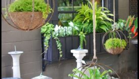 Ne poți sugera Idei de decor boho chic pentru grădină în aer liber cu jardiniere suspendate?