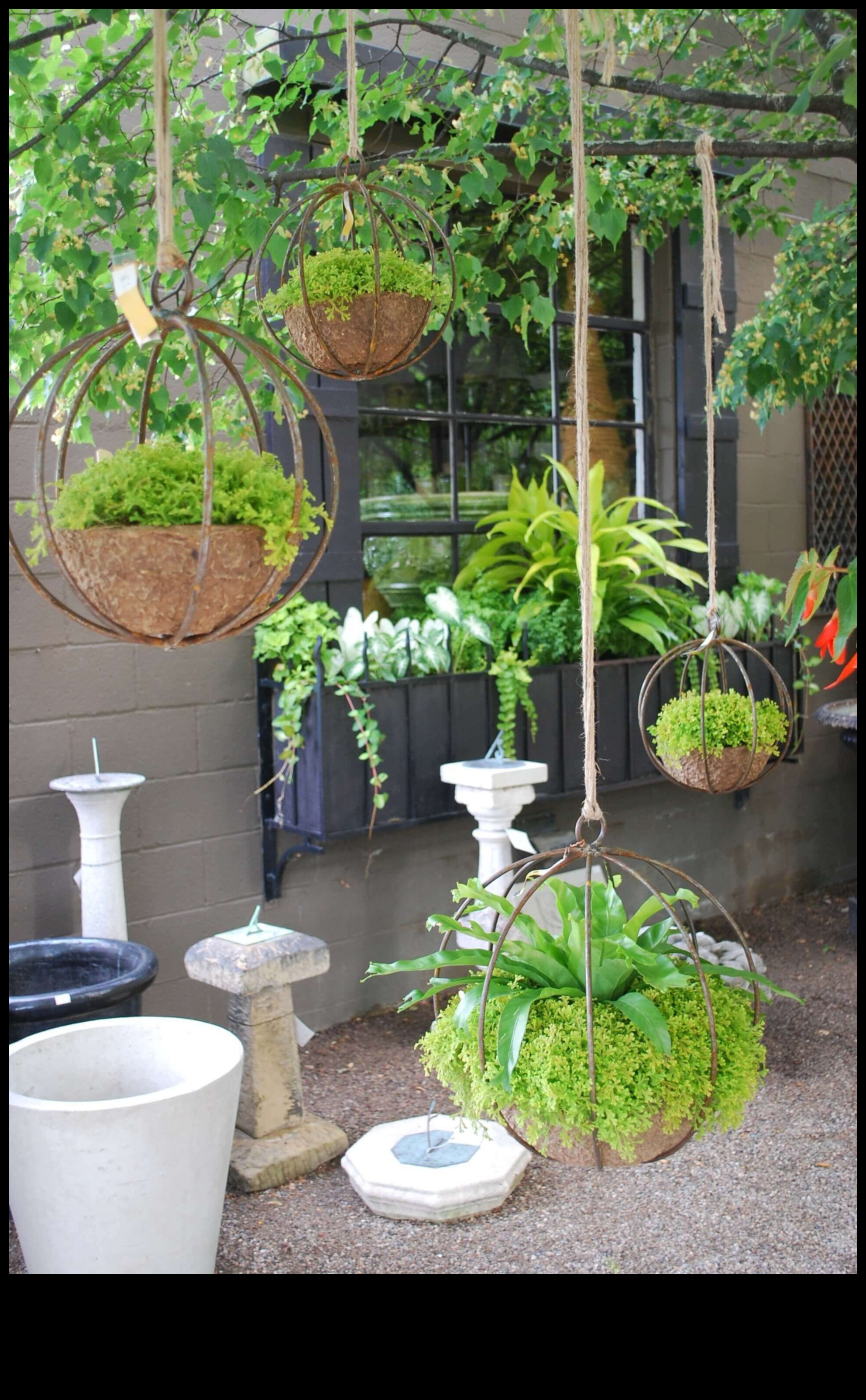 Ne poți sugera Idei de decor boho chic pentru grădină în aer liber cu jardiniere suspendate?