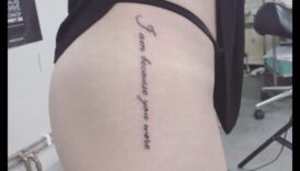 Impresii de cerneală: stilul ridicat cu tatuaje îndrăznețe pe picioare