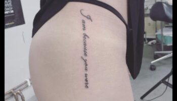 Impresii de cerneală: stilul ridicat cu tatuaje îndrăznețe pe picioare