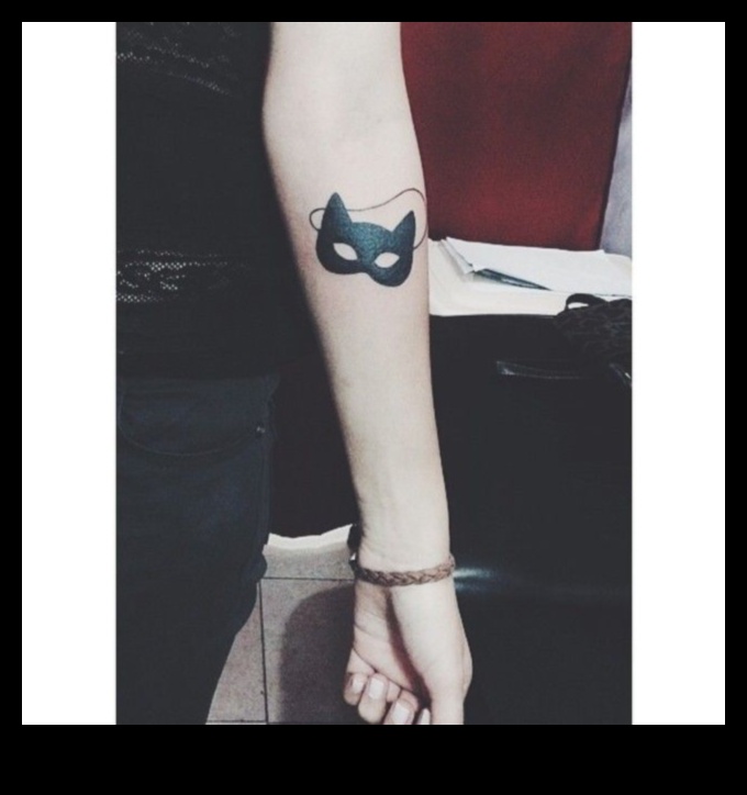 Micro Magic Arta tatuajelor minuscule minimaliste 1 Micro Magic: Descoperiți arta din spatele tatuajelor minimaliste minuscule