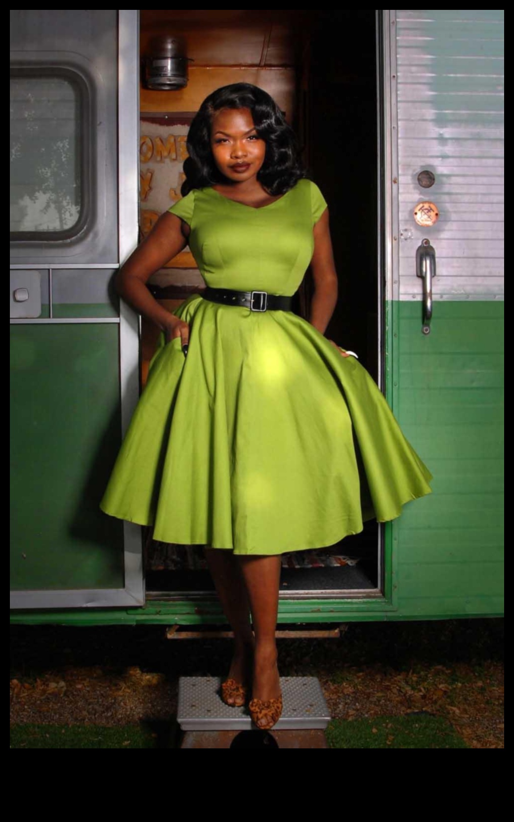 Glamour Gazette: ținute vintage în cap de afiș al poveștilor de modă