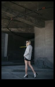 Urban Vogue: Navigarea prin jungla de beton în ținute la modă